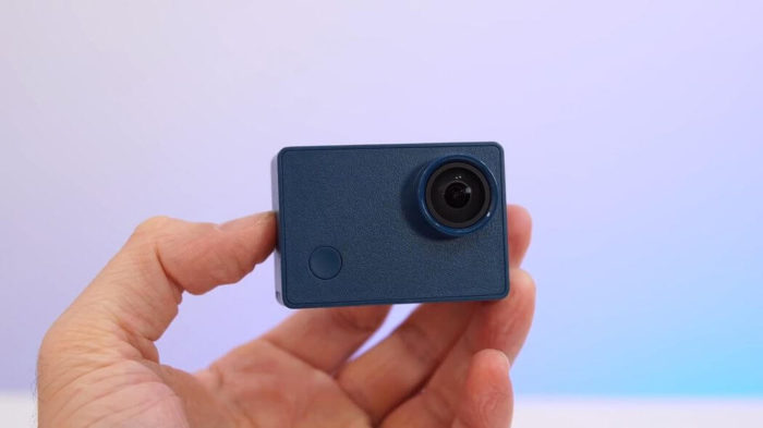 Экшен камера Xiaomi Mijia Seabird 4K motion Action Camera в руке