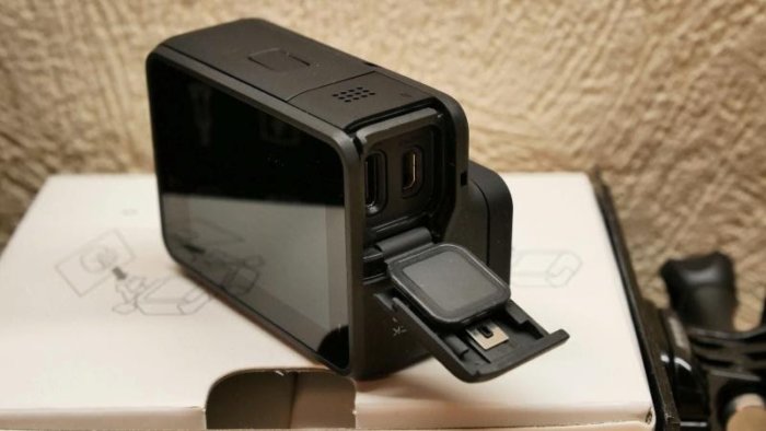 GoPro HERO7 разъем для подзарядки и micro HDMI