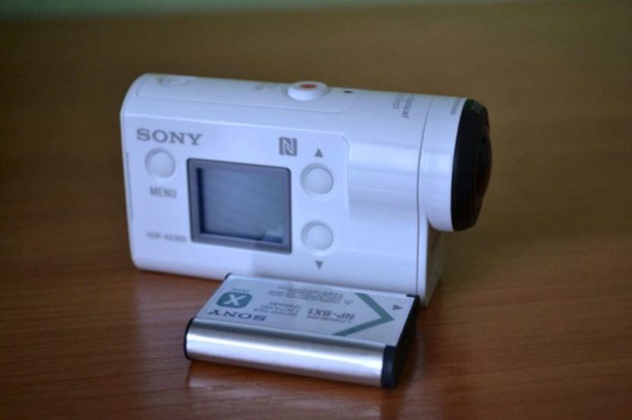 Белая экшен камера Sony HDR-AS300 с экраном