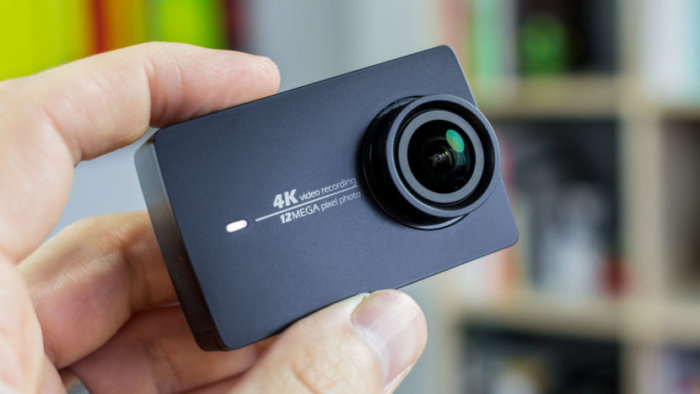 Камера YI 4K Action Camera в руке