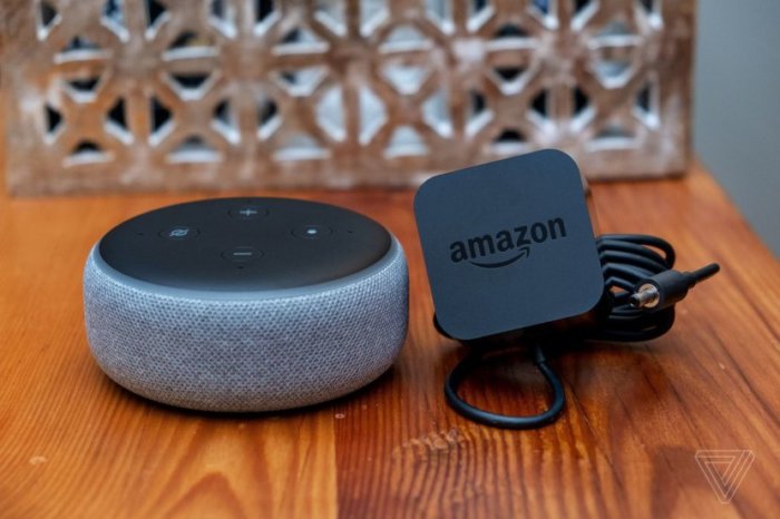 Amazon Echo Dot 3nd Gen на столе с блоком